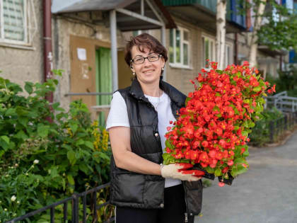 Тысячу однолетних цветов высадили активисты во дворах Южно-Сахалинска