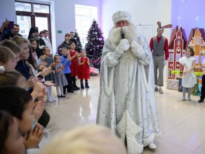 Юные жители Южно-Сахалинска получили подарки от островных благотворителей