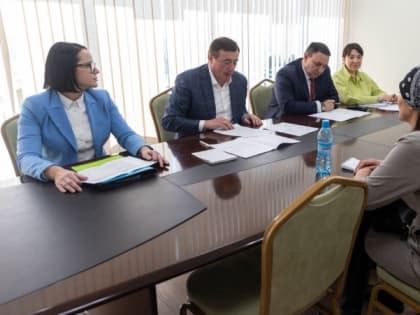 Валерий Лимаренко провел личную встречу с родными онкобольных сахалинцев