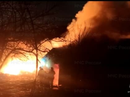 В Холмском районе пылала крыша здания