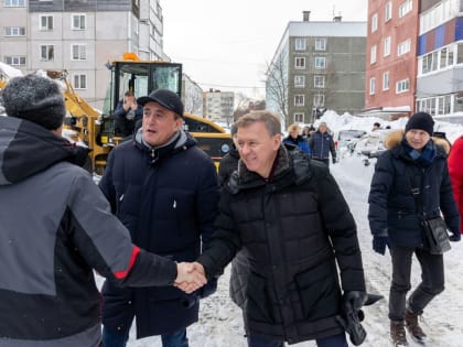 Мэр Южно-Сахалинска Сергей Надсадин проинспектировал ход работ по расчистке от снега улиц и дворов