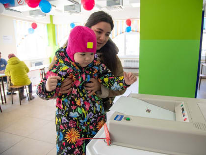 Жители Южно-Сахалинска приходят с семьями на выборы президента Российской Федерации