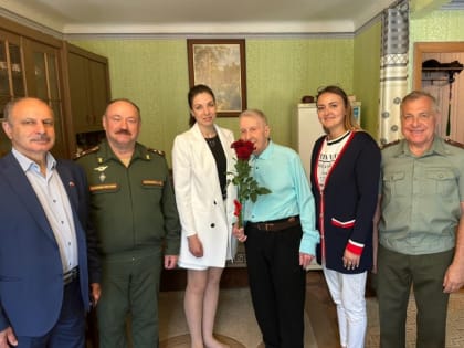 Участнику ВОВ вручили памятный подарок от мэра Южно-Сахалинска в честь 95-летнего юбилея