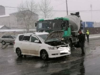 Грузовой автомобиль протаранил легковушку на перекрестке в Южно-Сахалинске