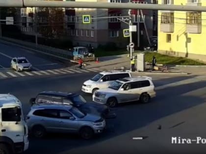 Автомобили столкнулись на перекрестке Мира – Победы в Южно-Сахалинске 28 октября