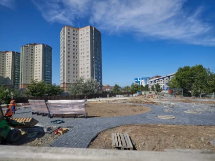 Качели, живая изгородь, пешеходные дорожки: в Южно-Сахалинске завершается строительство сквера