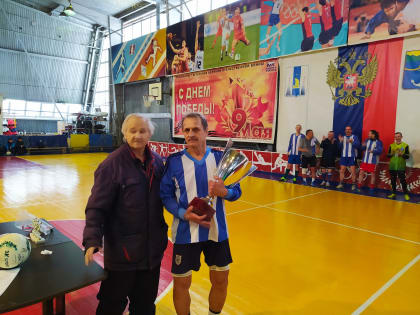 Футболисты из Холмска порадовали именинника победой