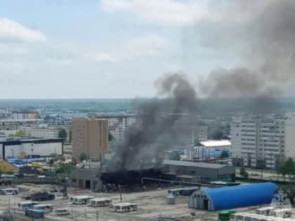 Мусор от разрушенного строения горел на улице Пограничной в Южно-Сахалинске