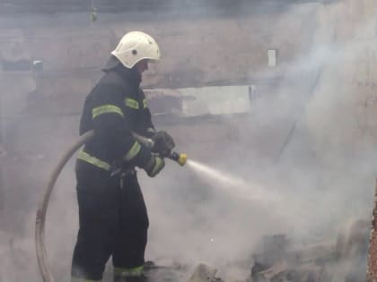 В Охе загоревшийся мусор стал причиной пожара в гараже