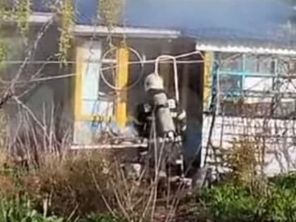 "Выскочили, ничего не захватив с собой": в Аниве сгорел дом на три семьи