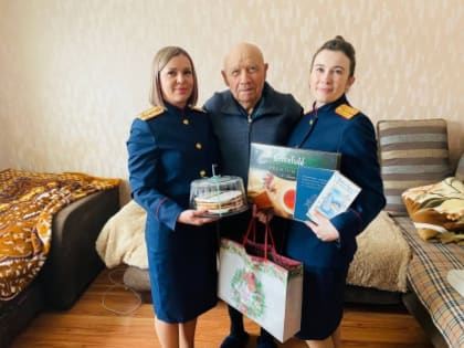 Сотрудники городского следственного отдела навестили ветерана Великой Отечественной войны