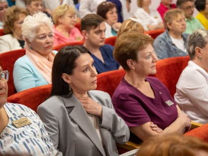В Южно-Сахалинске накануне профессионального праздника продолжают чествовать работников медицинской сферы