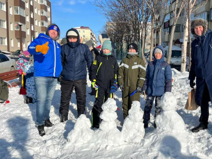 Очередной конкурс снеговиков провели корсаковские единороссы