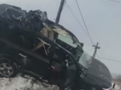 Врачи извлекли из автомобиля пострадавших при страшном ДТП на Сахалине двух человек