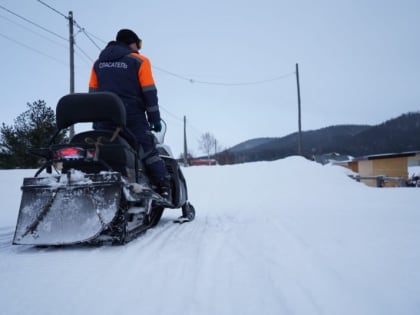 Спасатели Корсаковского района помогли доставить жителям села медикаменты