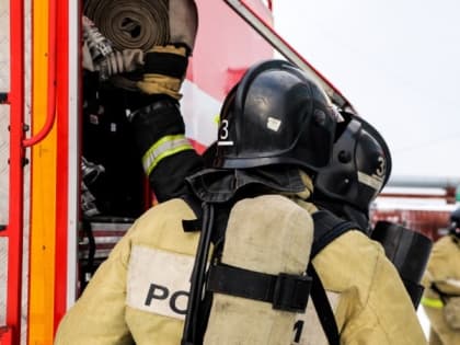 Гараж вспыхнул вечером 23 марта в Смирных