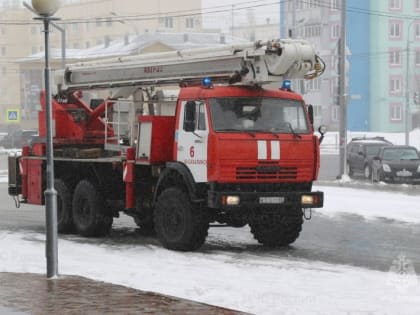 В Охе в расселенной квартире загорелся диван