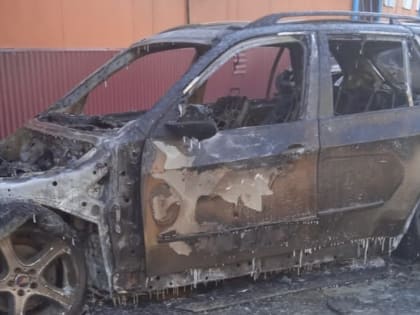 "Вот дрова-то": в Поронайске ночью сгорели два автомобиля