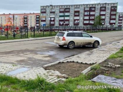 Побойтесь бога: неизвестные разобрали тротуар у храма на Сахалине