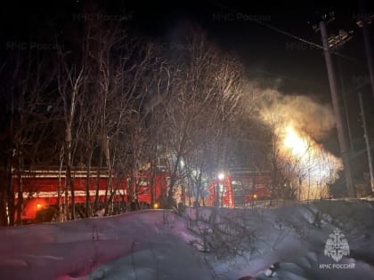 Ночью в Охинском районе потушили пожар