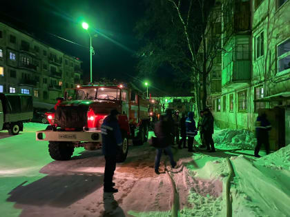 Огнеборцы ликвидировали пожар в четырехэтажном доме в Охе