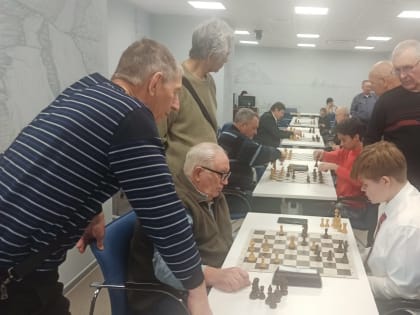 Книжки, улыбки, шоколадки и море счастья: юношеская сборная области сыграла гала-матч с ветеранами