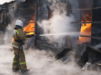 В Долинске открытым пламенем горел чердак хозпостройки