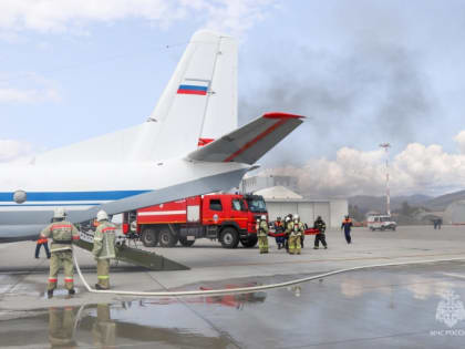 Сотрудники МЧС отработали способы тушения пожаров на сахалинском воздушном судне