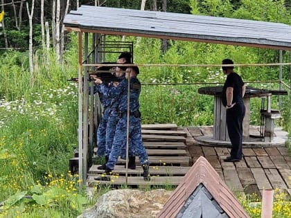 Сахалинские судебные приставы обновили навыки стрельбы из автомата АКС-74У и пистолета Макарова