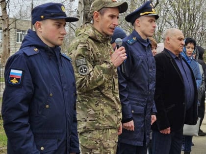 В Охинском филиале СахГУ открыли мемориальную доску погибшим выпускникам