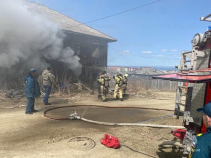 Восемь человек тушили пожар в расселённом доме в Корсакове