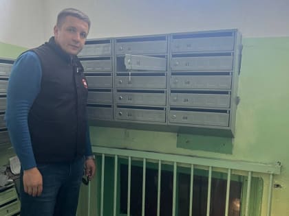 В подъездах дома №29 на ул. Чехова в Южно-Сахалинске установили новые почтовые ящики и информационные доски