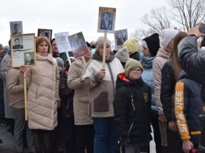 Портреты дедов, "Катюша" и солдатская каша: в охинской школе прошла акция "Бессмертный полк"