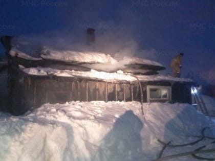 Двенадцать человек тушили дачный дом в Холмском районе