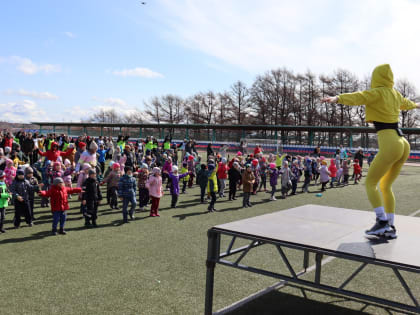 В массовой зарядке приняли участие более 200 корсаковцев