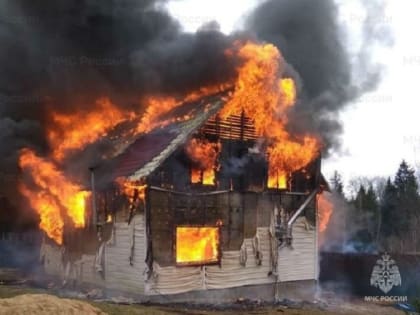 В Долинском районе сгорело бесхозное строение