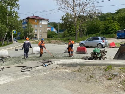 В Корсакове продолжается ремонт дорожного полотна