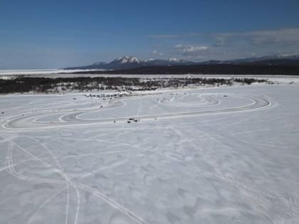 На льду озера вблизи углегорского Шахтерска прошли автогонки