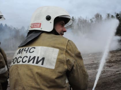Заброшенный гараж в пятницу вечером тушили огнеборцы