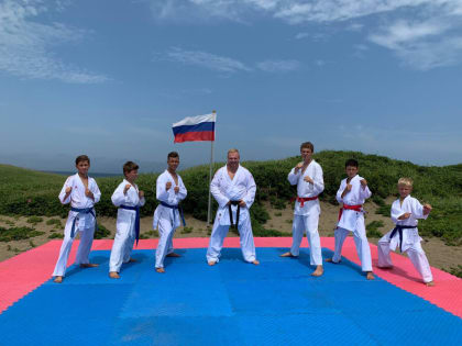 В «Чемпионе» готовят будущих чемпионов. Тренер по карате открыл спортивный детский лагерь на Кунашире