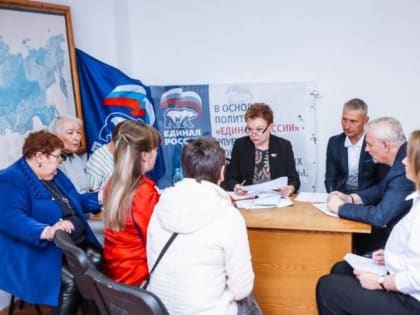 Переселение из аварийного жилья, ежеквартальные выплаты за стаж и доступность медицинских услуг: Елена Касьянова провела прием граждан в Охе