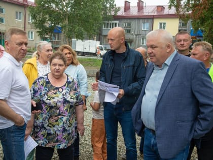 Мэр Сергей Надсадин встретился с жителями и проверил, как идет ремонт дворов в Ново-Александровске