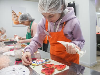 Съедобные клей и краска: детская кулинарная студия в Корсакове продолжает удивлять гостей