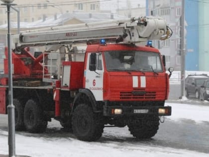 Диван в расселенной квартире потушили пожарные Охи