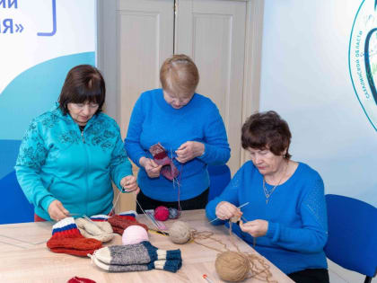 Мастер-класс по вязанию теплых вещей для бойцов СВО провели в Южно-Сахалинске