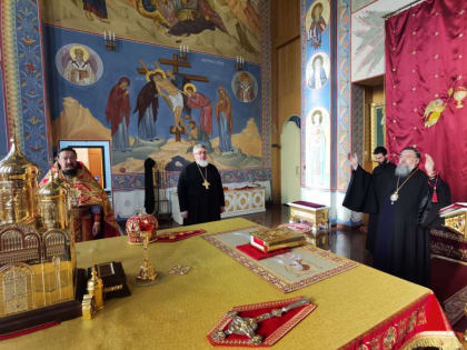 На отдание Пасхи настоятель сослужил архипастырю в кафедральном соборе