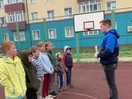Трюки на брусьях. В Поронайске второй год подряд местные тренеры проводят бесплатные занятия на дворовых площадках
