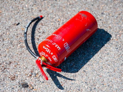 МЧС выясняет обстоятельства возгорания погрузчика-экскаватора в Южно-Сахалинске