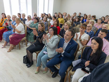 В Южно-Сахалинске в преддверии Дня учителя чествуют педагогов