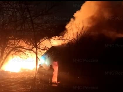 Огонь охватил нежилое строение в Поронайске 10 октября